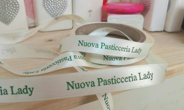 Nastro doppio raso bianco da mm. 15 stampa ad un colore verde