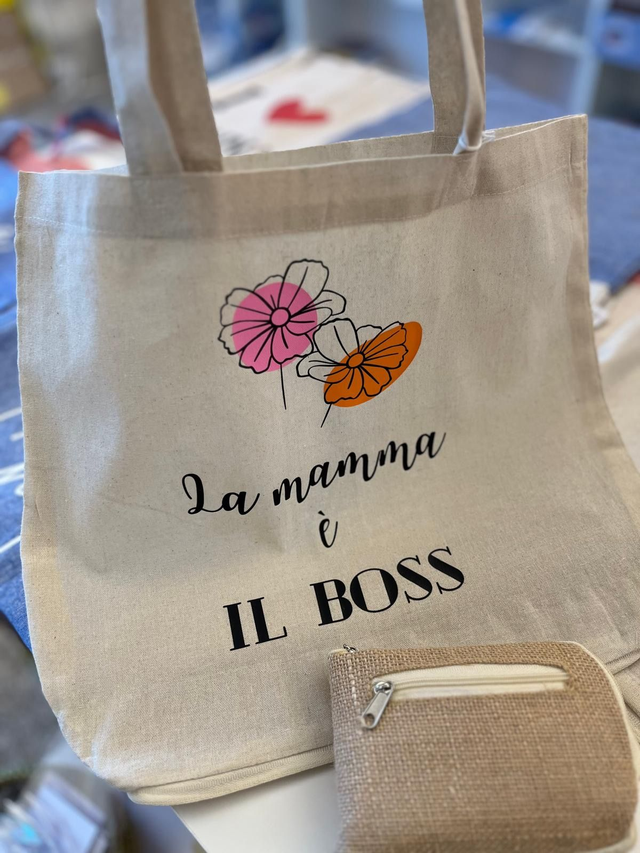 Borsa tela  beige con fondo in iuta pieghevole "La mamma è il boss"