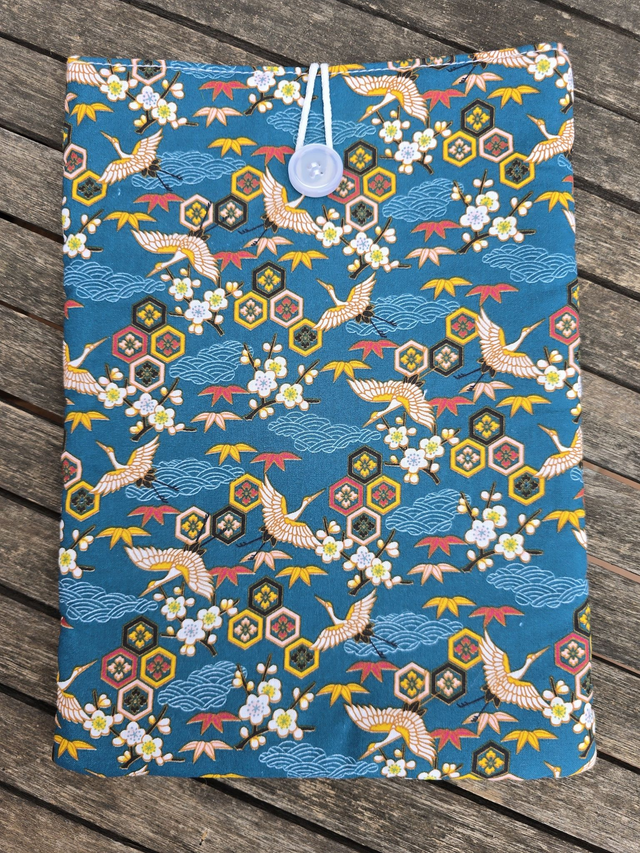 Funda de libro de garzas fondo azul petróleo