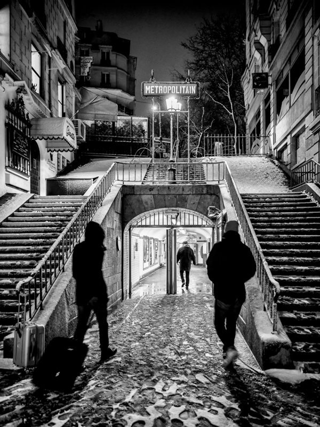 Paris s'éveille sous la neige