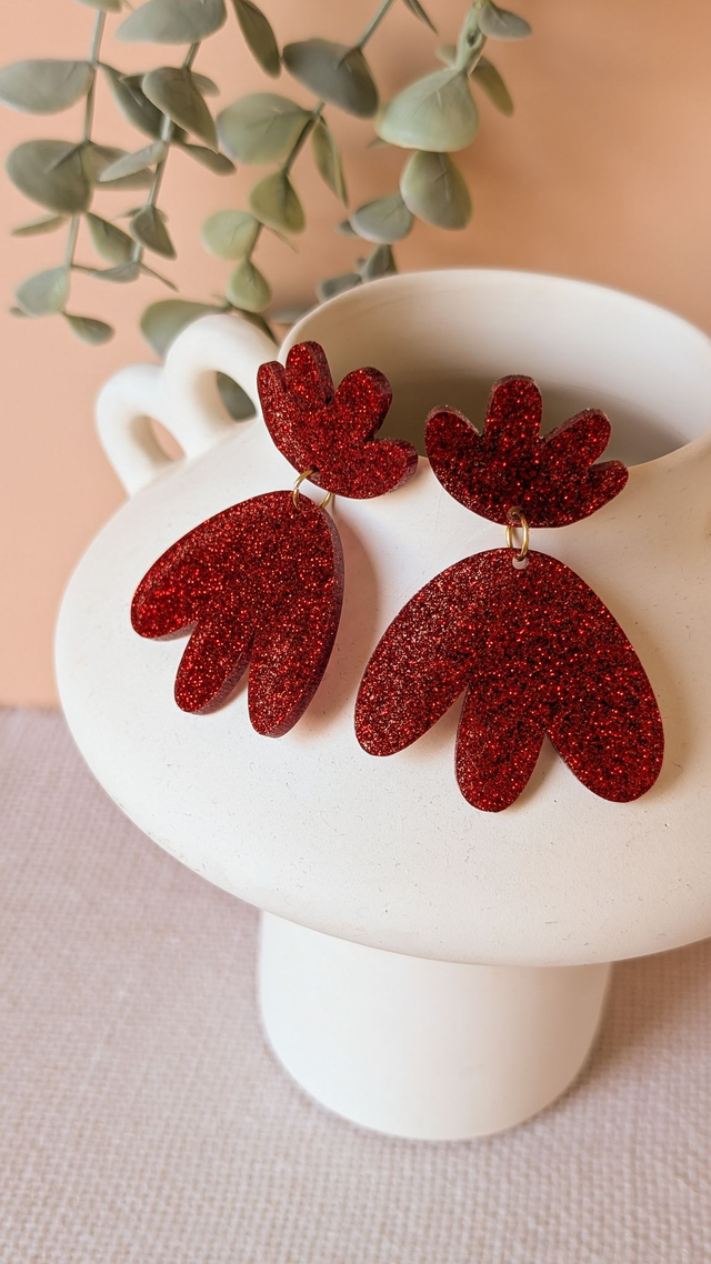Boucles d'oreilles rouges pailletées en plexi