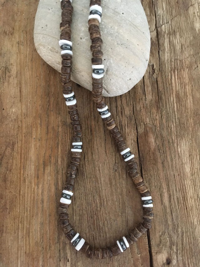 COLLIER A PERLES DE BOIS