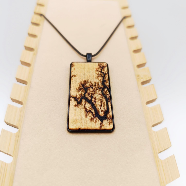 Collier et son pendentif en acier inoxydable et erable