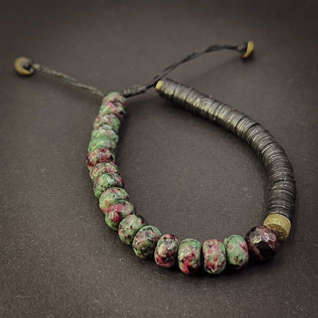 Bracelet en rubis zoïsite, grenat et disque en bois