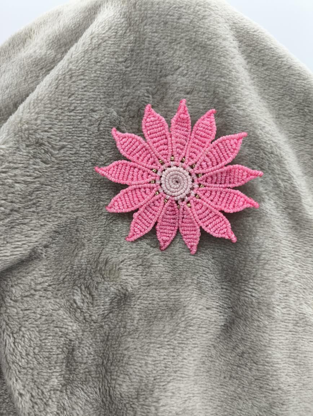 Broche micro macramé fleurs rose avec perles miyuki 