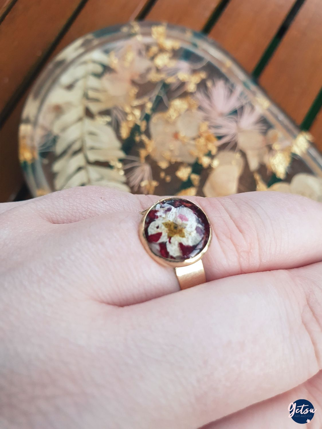 Bague réglable avec pétale de rose et fleur de narcisse, base or
