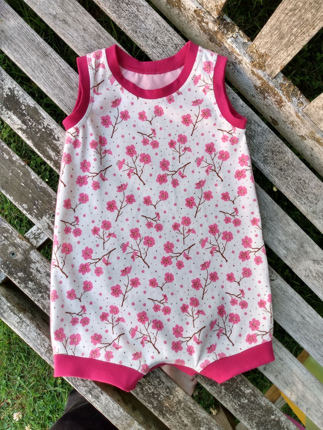 Rompers - 6-9 mth (8 kg).   Pink flowers
