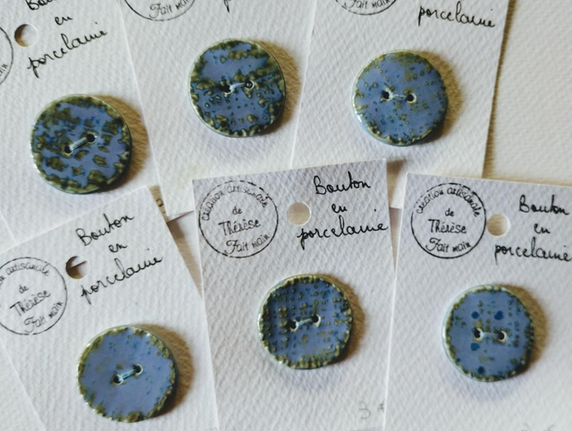 Bouton rond bleu texturé 