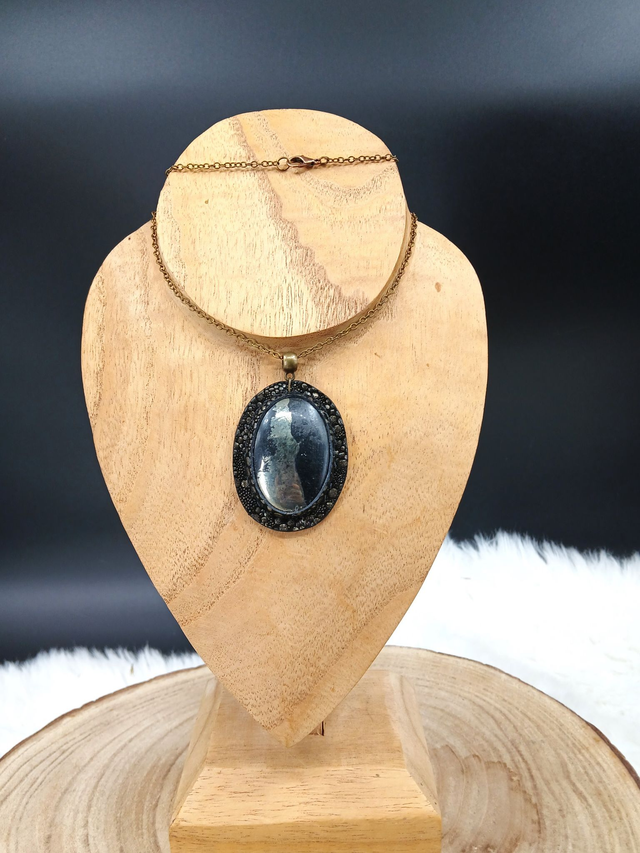 Coinchend, pendentif en pyrite et cuir
