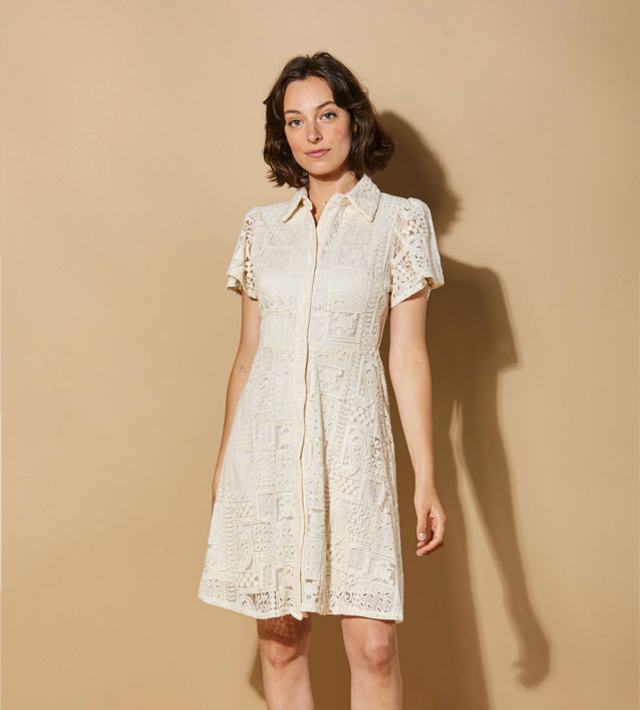 67-7. Robe chemise courte en dentelle 