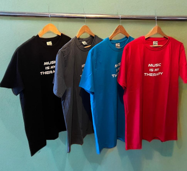 T-shirt unisex - MUSIC IS MY THERAPY 