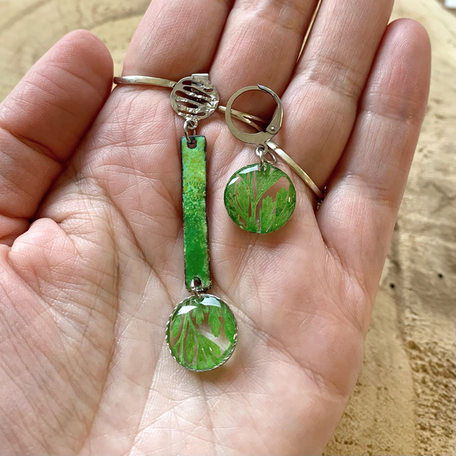 Vert Emeraude : boucles d'oreilles asymétriques (argentées) - Pièce Unique