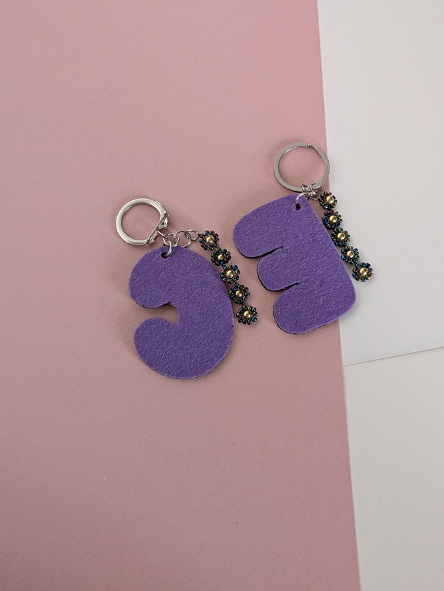 Porte clés "Lettre" - cuir recyclé.