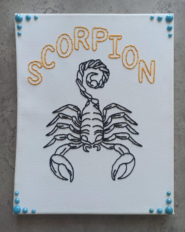 Toile brodée signe astro Scorpion 