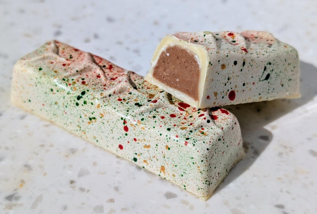 Roasted hazelnut gianduja filled white chocolate bar