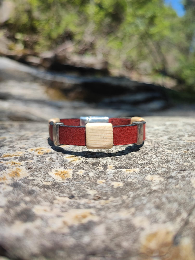 Bracelet en Cuir Rouge et Perles en Bois de Pin