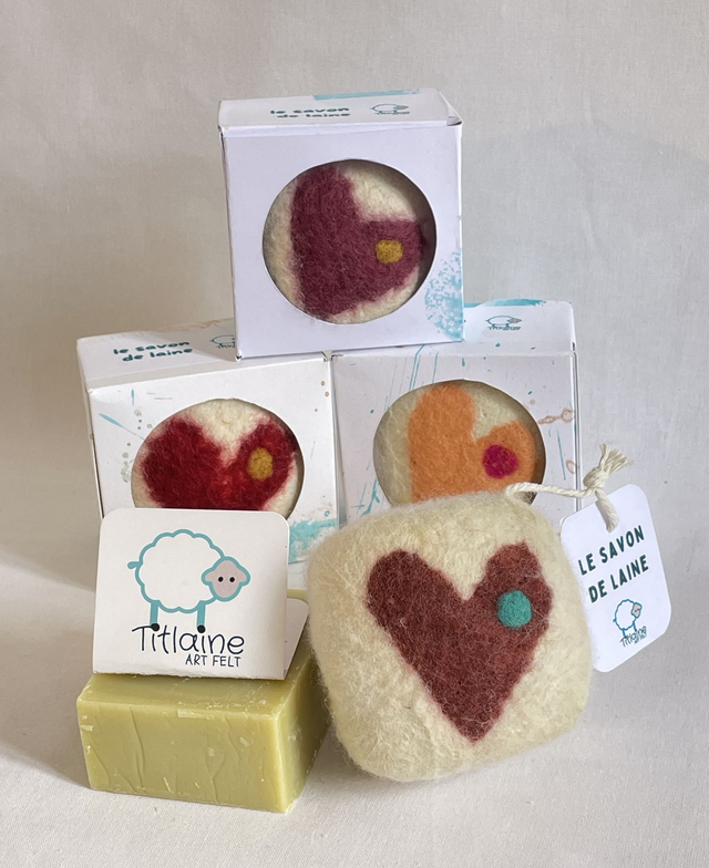 savon de laine motif coeur - savon artisanal habillé de laine feutrée 