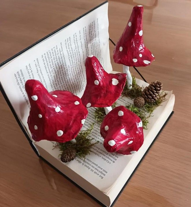 LIVRE DE CHAMPIGNONS, fait main en papier mâché, décoration original pour Noël, cadeau unique, 20 cm de haut
