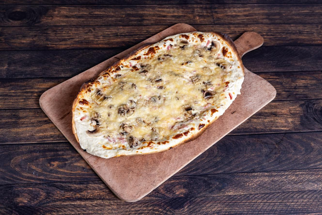 Tarte flambée aux champignons frais gratinée 