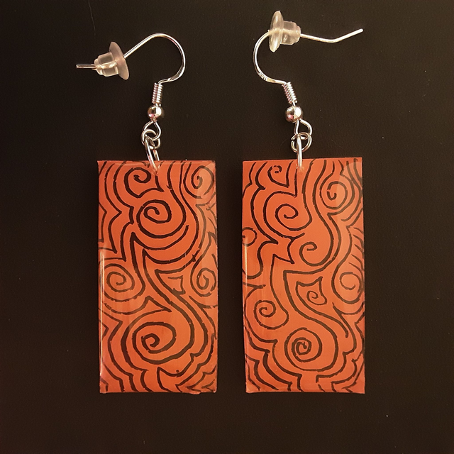 Boucle d’oreille petit rectangle fond transparent impression rouge arabesque