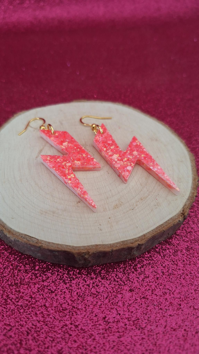 Boucles d&#039;oreilles éclairs corail/blanc