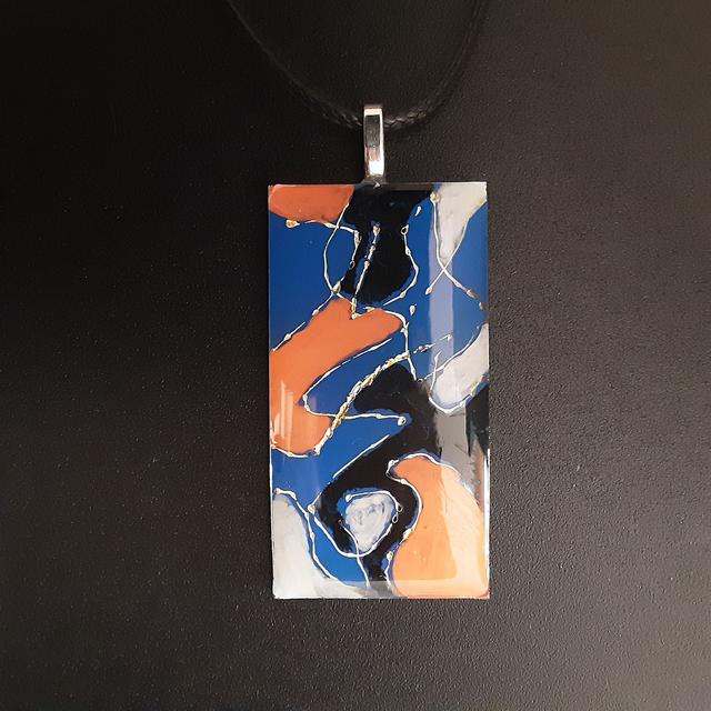 Pendentif rectangle-décor bleu roy-rouge-blanc et noir-cerclé d&#039;argent