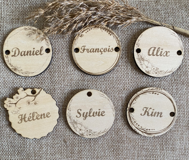 Etiquettes prénoms serviettes mariage en bois