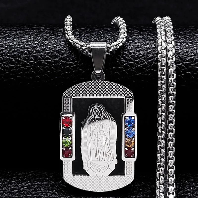 Collier pendentif vierge marie marque Marie Perle, en acier inoxydable couleur argentée 