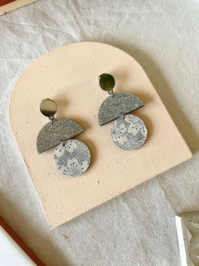 Boucles d’oreilles Demi lune argentée et rond fleuri