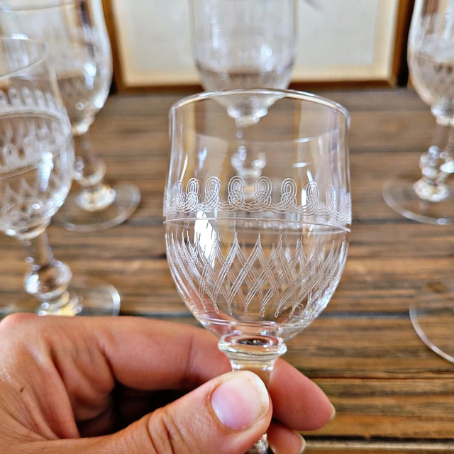 Verres à liqueur / digestif en cristal guilloché, jambe travaillée