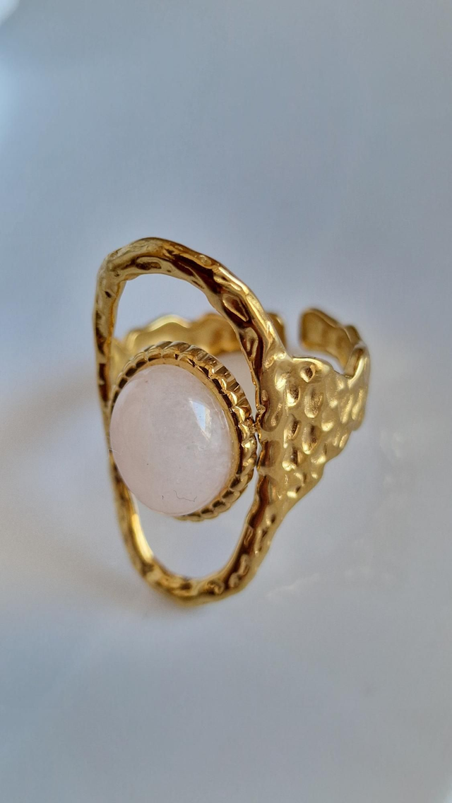 Anillo dorado orgánico con cabujón rosa