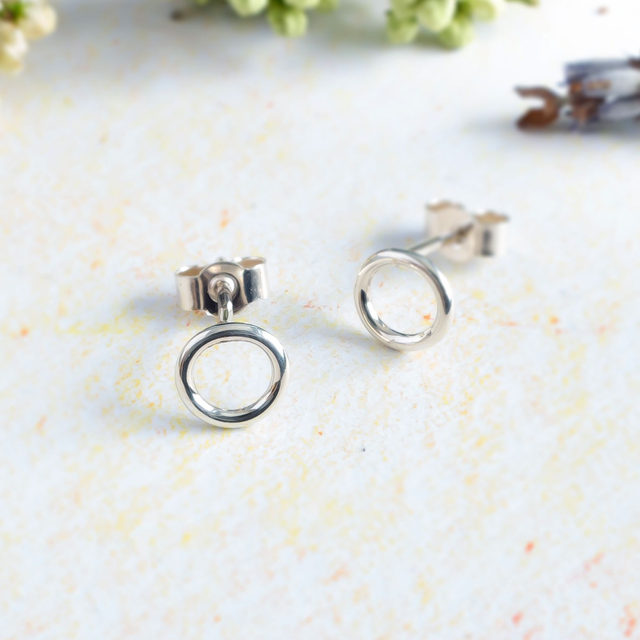 Pendientes de hilo de plata 925 circular pequeño.