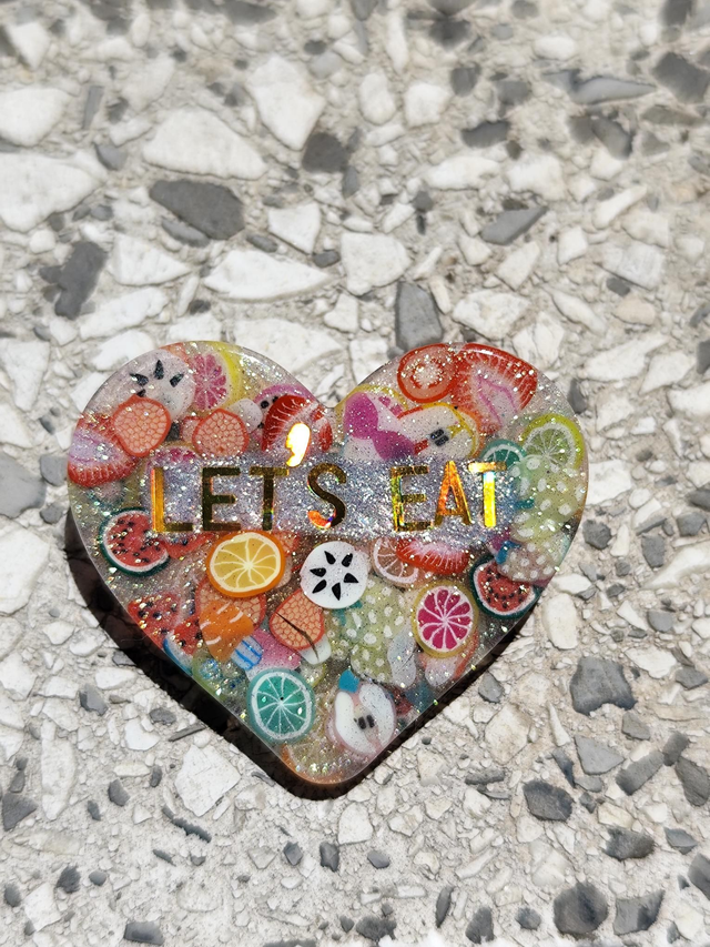 Broche cœur à paillettes - message : LET&#039;S EAT