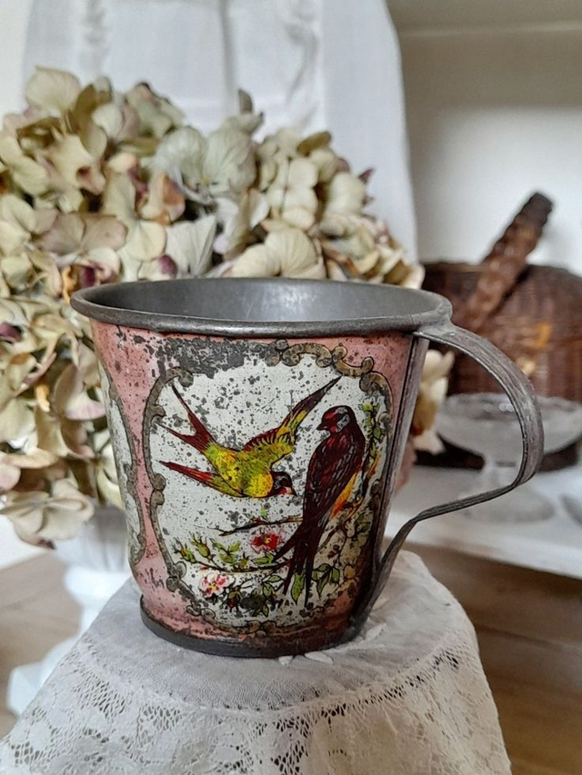 Gobelet ancien aux oiseaux en tôle lithographiée