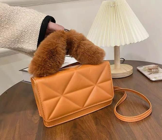 Sac avec manche en fourrure 