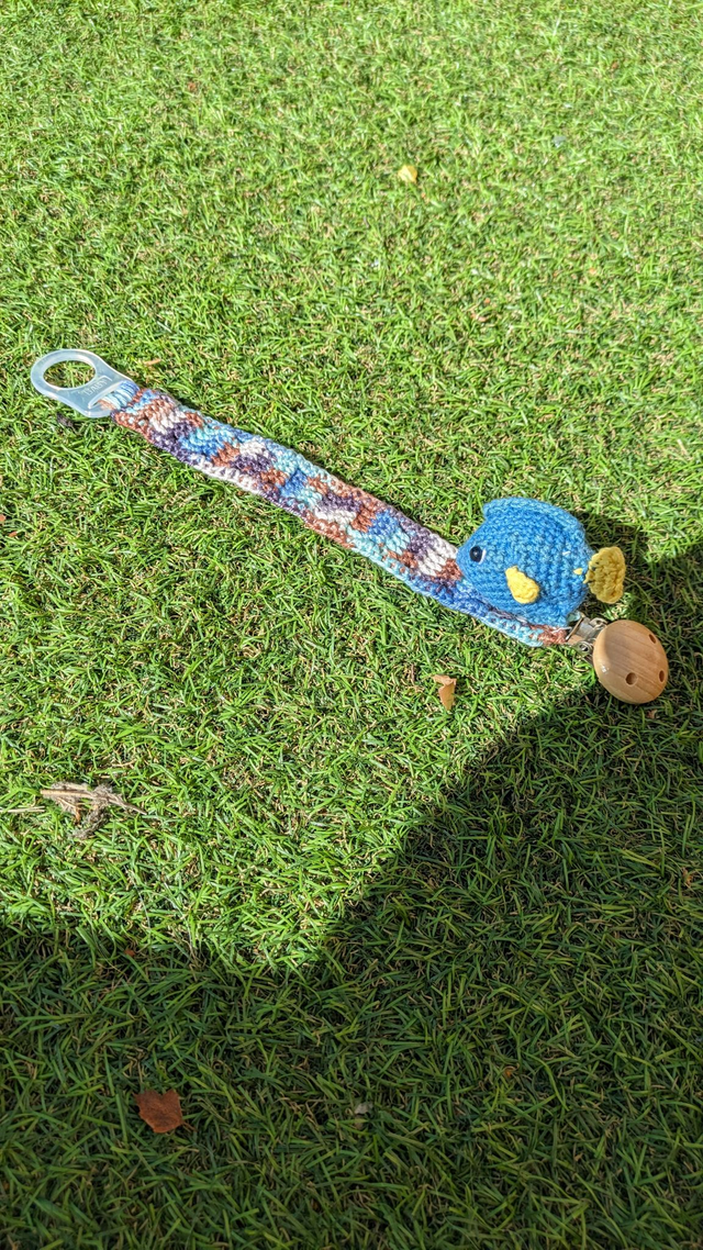 Attache tétine poisson chirurgien