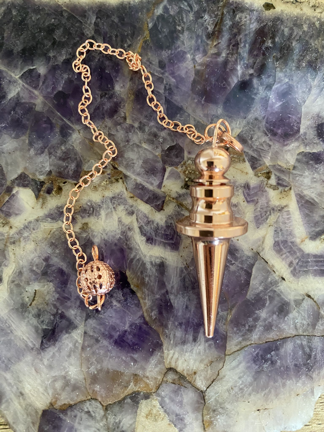 🔻 Pendule Rosé Doré – Forme Géométrique