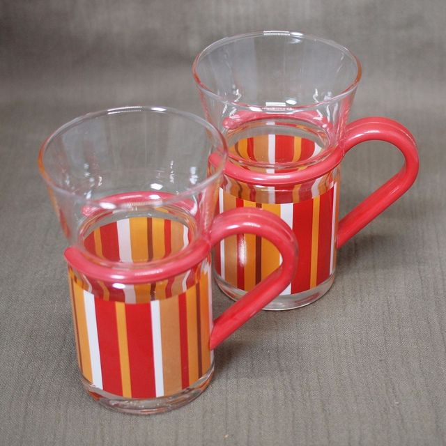 Inspiration | Set van 2 Theeglazen (diameter 7,5 cm | hoogte 11,5 cm) Rood bruin oranje wit decor Rode kunststof glashouder | Vintage