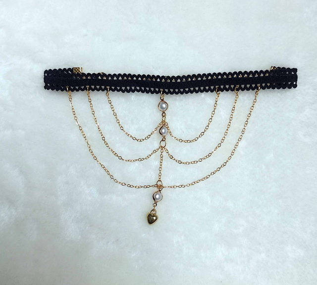 Bracelet de bras dentelle noire, perles et chaines dorées