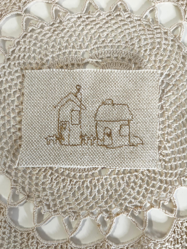 Etiqueta bordada casinha