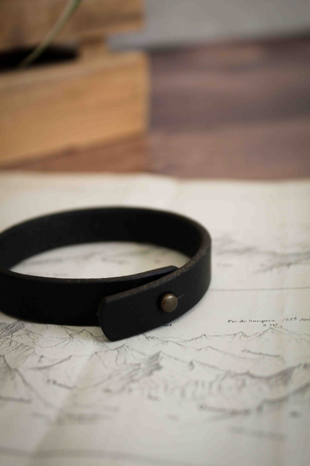 &quot;ORION&quot; - bracelet en cuir minimaliste en cuir tannage végétal - couleur noir