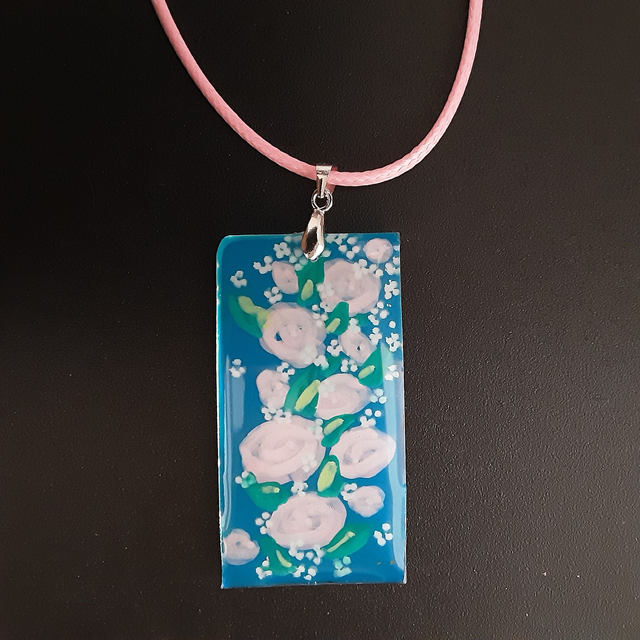 Pendentif rectangle collection floral-fond bleu franc et motifs de roses pâles