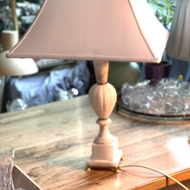 Weiße Marmor Tischleuchte auf Bronze Füßchen