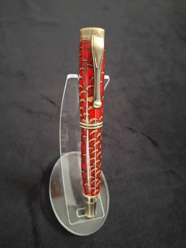 Stylo plume Rétro bronze en résine rouge et pommes de pin
