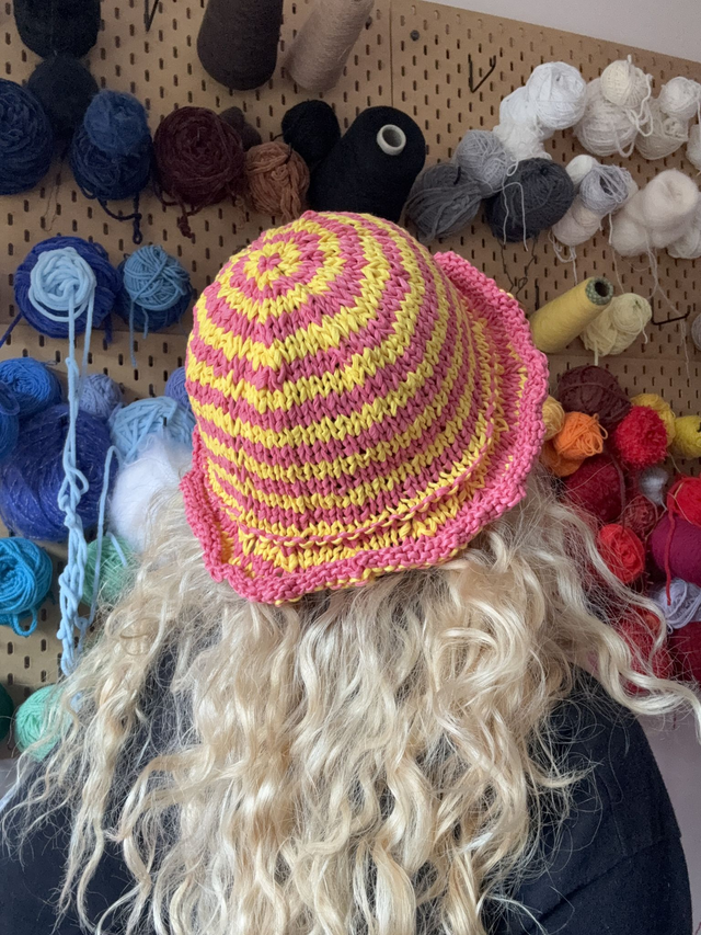 CHAPEAU ROSE &amp; JAUNE