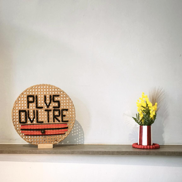 Décoration Carnaval Binche “Plus Oultre” – Déco ronde en rotin, faite main