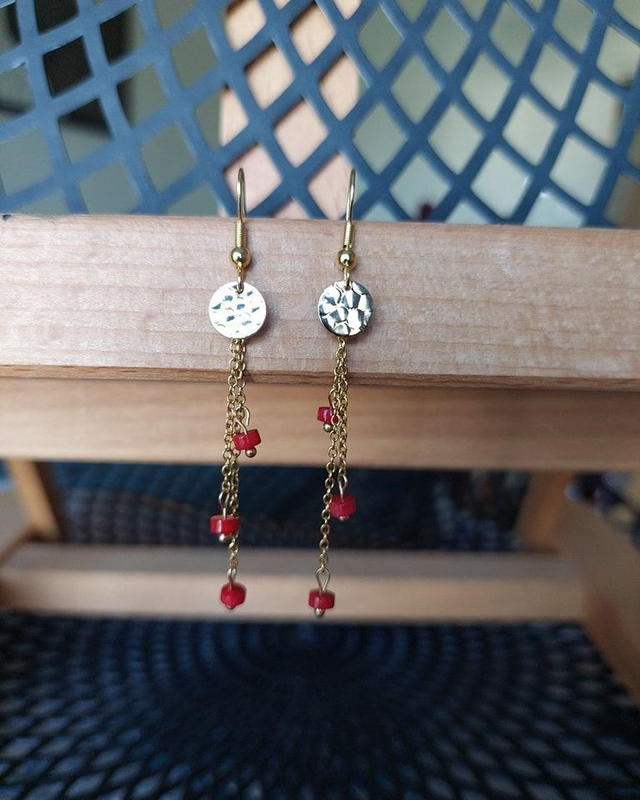 Boucles d&#039;oreilles dorées pendantes décorées de perles en corail rouge