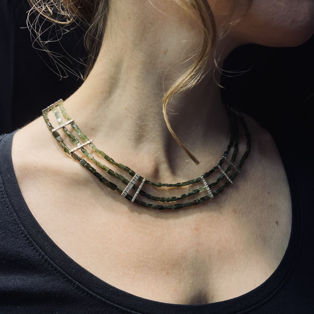 J601 COLLIER 3 SENTIERI TRACCIA DI LEGNO CON TORMALINA