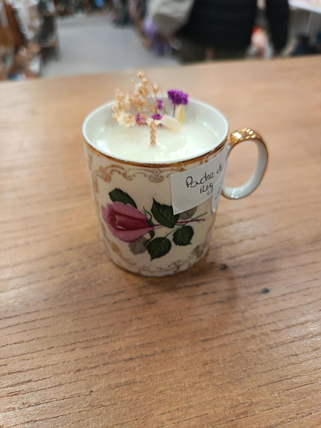Petite tasse motif rose "Poudre de riz"