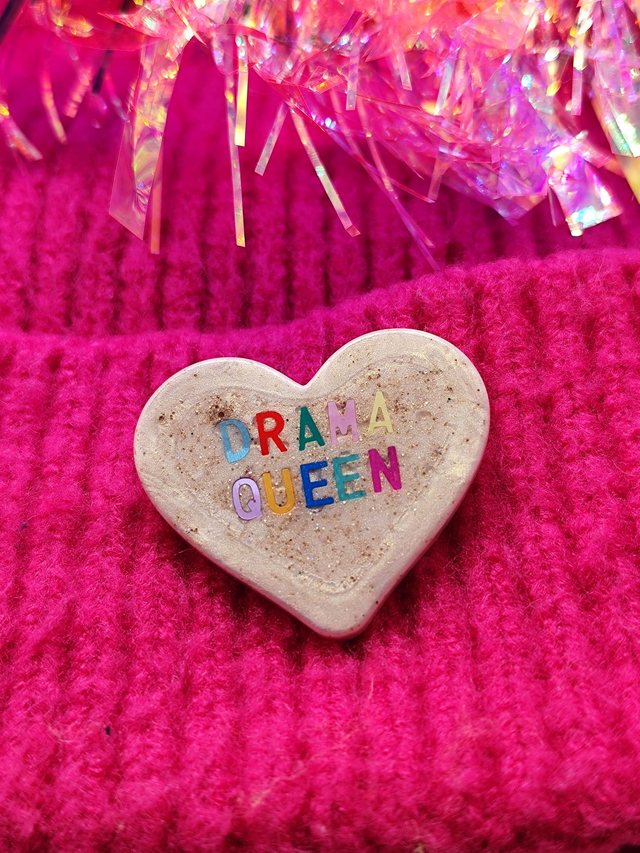 Broche cœur à paillettes - message : DRAMA QUEEN